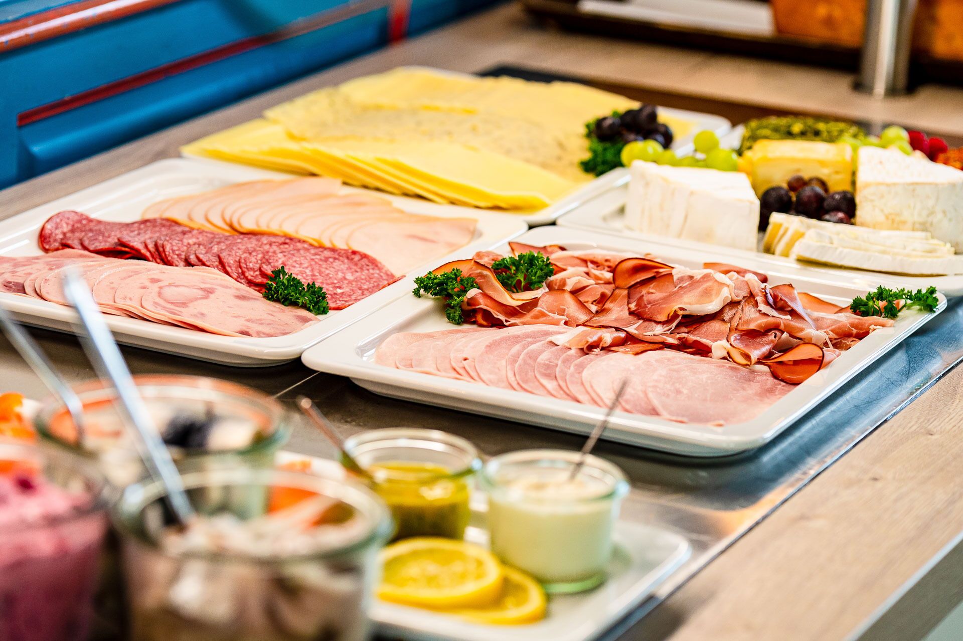 Ein reichhaltiges Buffet mit verschiedenen Fleisch-, Käse- und Obstsorten.
