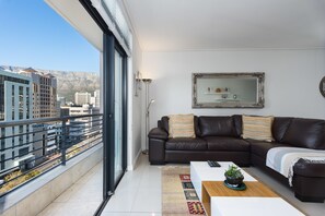 Condo Confort, balcon, vue sur la ville | Aire de séjour | Téléviseur à écran plat