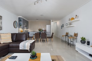Condo Confort, balcón, vista a la ciudad | Área de sala de estar | Televisión de pantalla plana 
