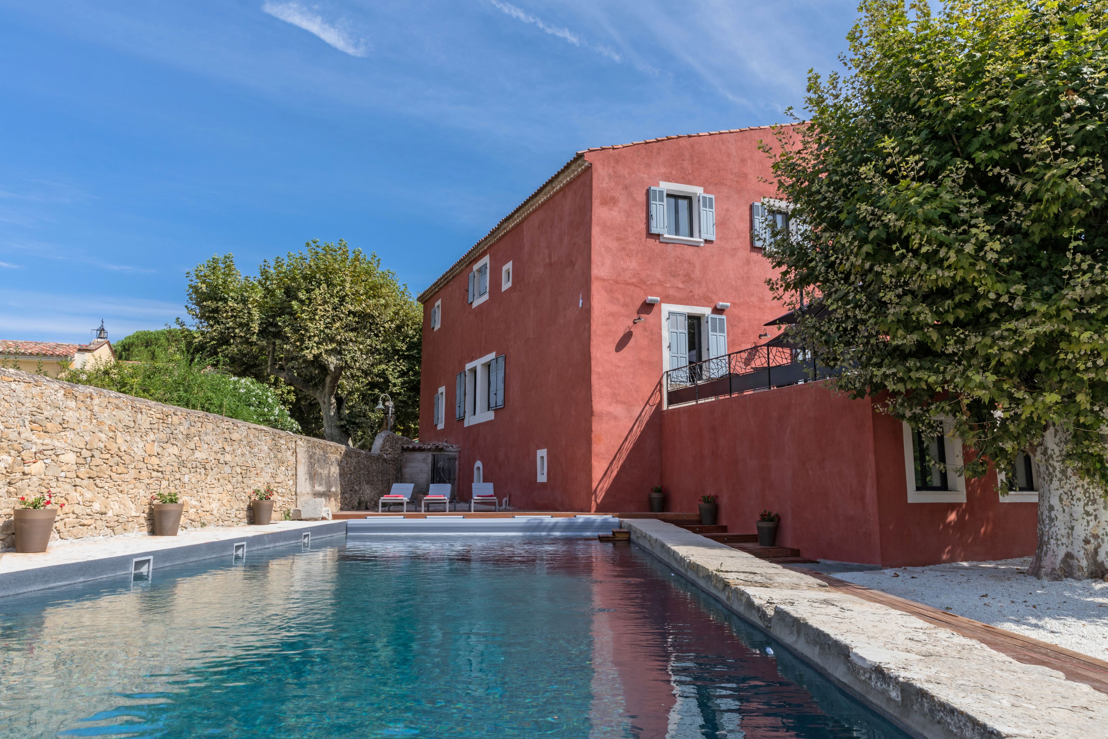 seasonal outdoor pool, pool loungers