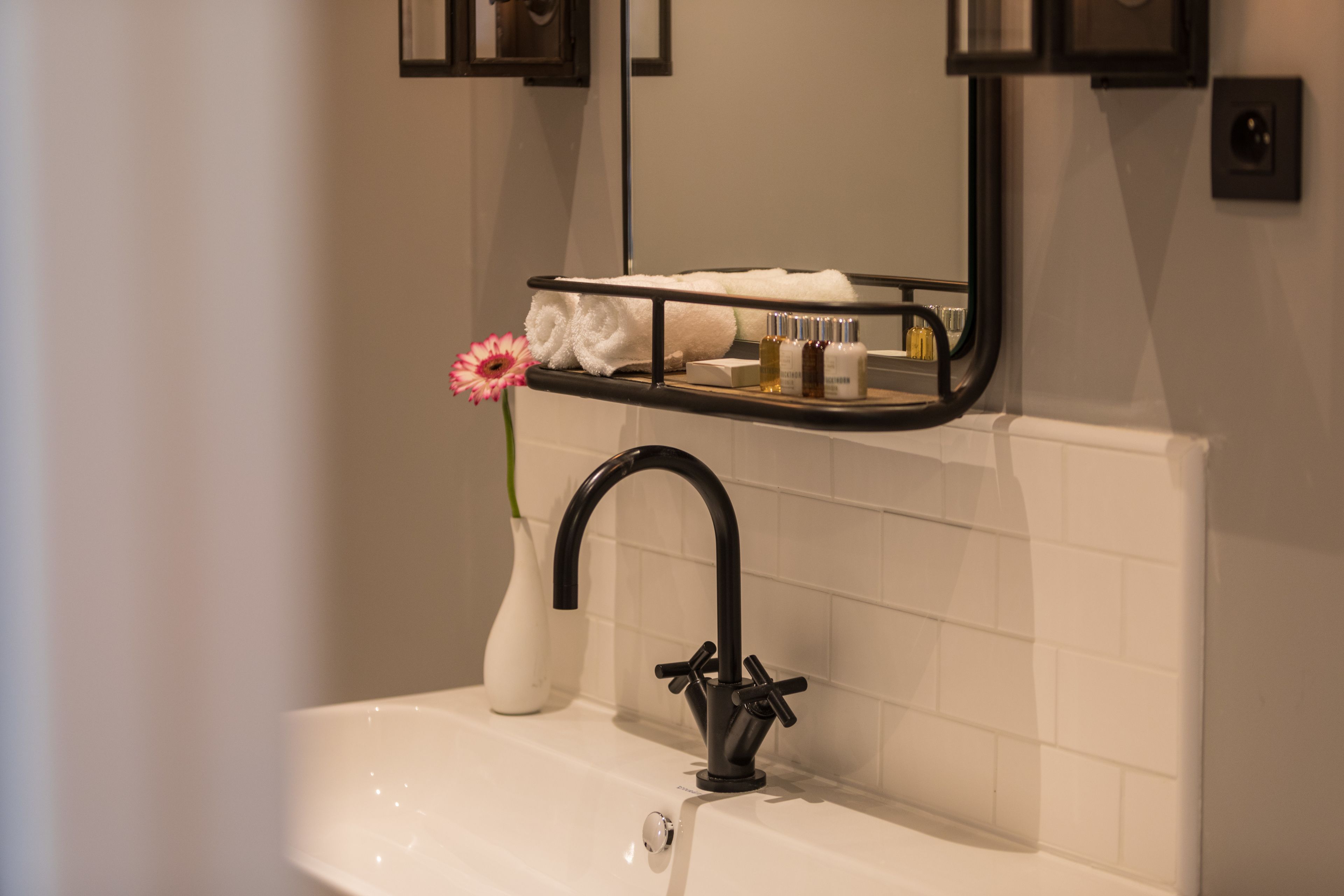 suite | bathroom sink