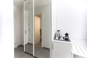 Ropa de cama de alta calidad, cubrecamas y minibar 