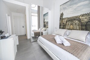 A modern hotel room with a large bed, a wardrobe, a desk, and a large window. - Suite Quaroni (Palermo)