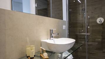 Habitación doble Deluxe, Terraza | Baño | Regadera, amenidades de baño gratuitas, pantuflas, bidet