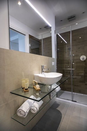 Ducha, artículos de tocador gratuitos, pantuflas, bidet