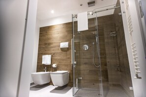 Deluxe Triple Room, Terrace | Bathroom | Shower, free toiletries, slippers, bidet - Suite Quaroni (Palermo)