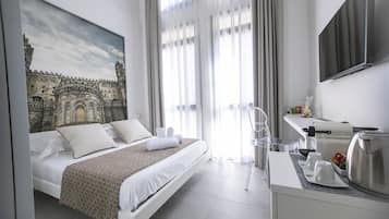 Kamar Double Deluks | Seprai premium, selimut bulu angsa, minibar, dan brankas