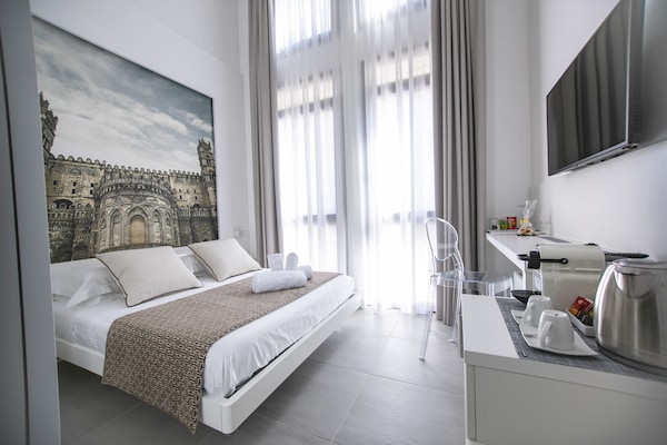 Ropa de cama de alta calidad, cubrecamas y minibar