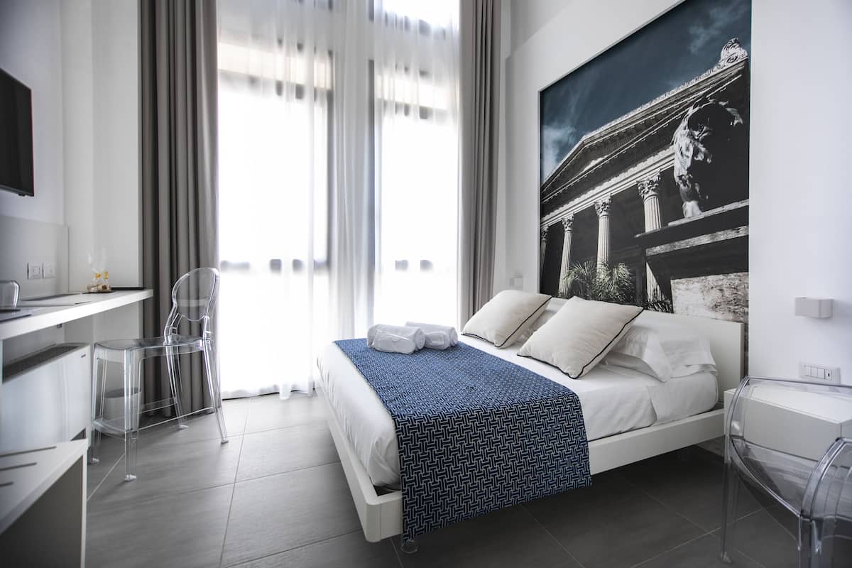 Kamar Double Deluks | Seprai premium, selimut bulu angsa, minibar, dan brankas