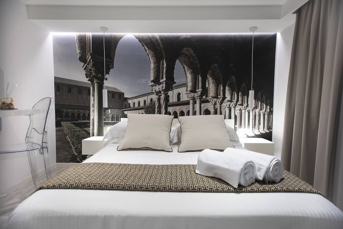 Driepersoonskamer, in toren | Luxe beddengoed, donzen dekbedden, een minibar, een kluis op de kamer