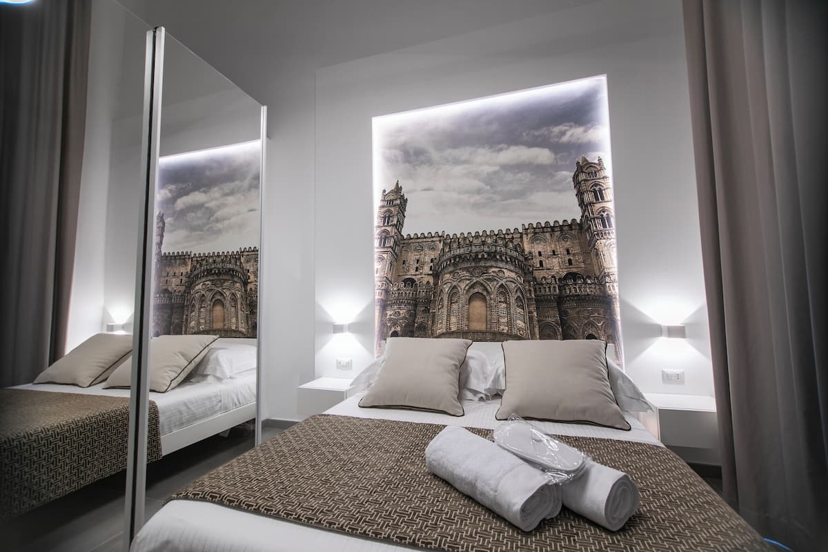 Kamar Double Deluks | Seprai premium, selimut bulu angsa, minibar, dan brankas