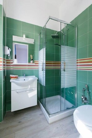 Kostenlose Toilettenartikel, Haartrockner, Bidet, Handtücher