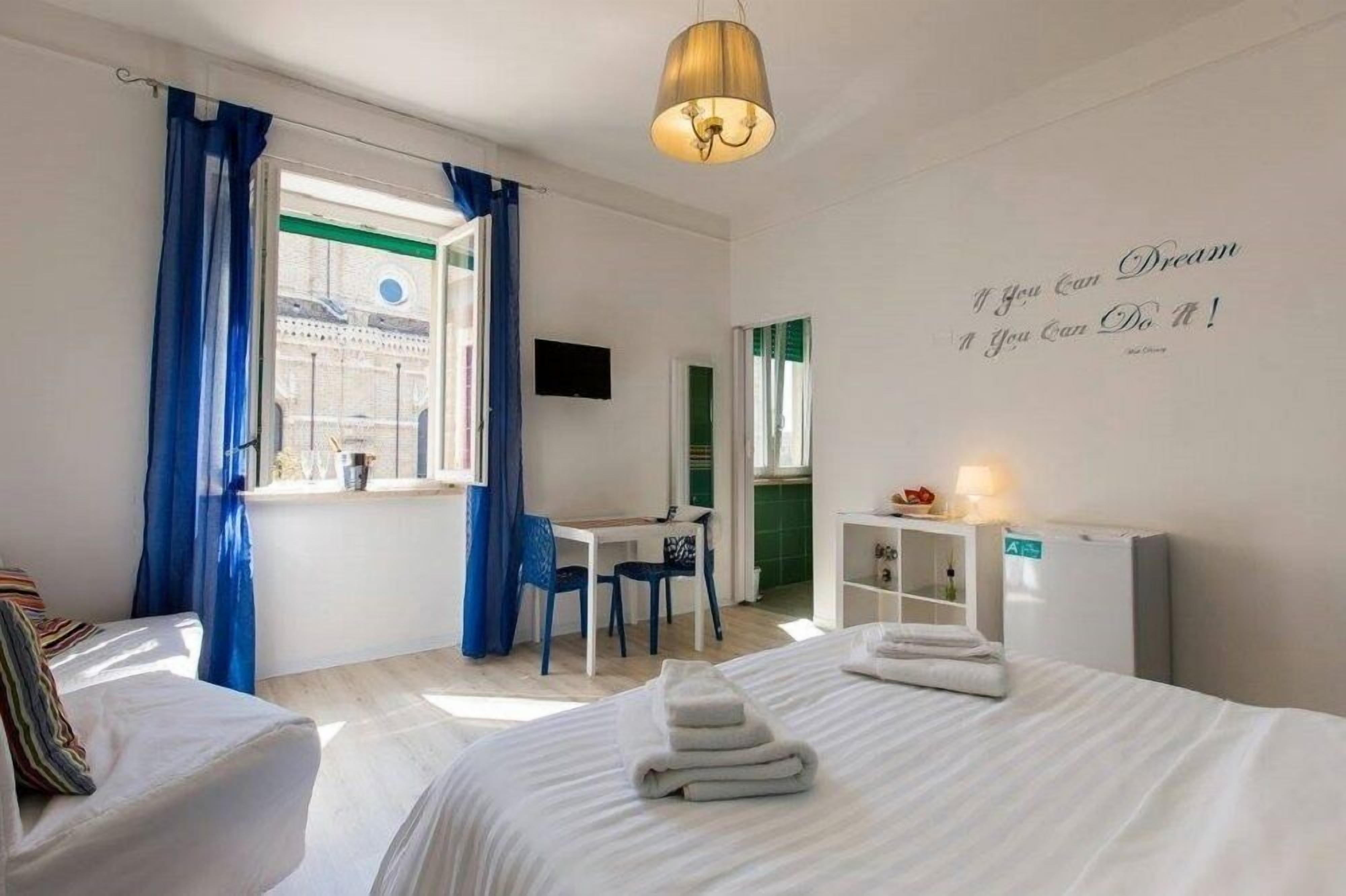 Camera quadrupla | Una cassaforte in camera, una scrivania, ferro/asse da stiro