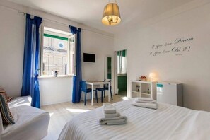 四人房 | 房內夾萬、書桌、熨斗/熨衫板、免費 Wi-Fi