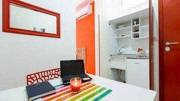 Triple Room, Kitchenette | Private kitchenette | Fridge, microwave