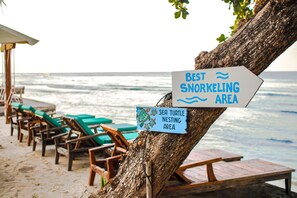 On the beach, white sand, sun loungers, beach towels - Salim Beach Resort (Gili Air)