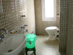 Een douche, pantoffels, handdoeken