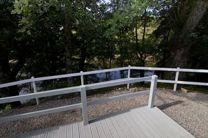 Courtyard - Moonfrog Lets - Riverside Bothy (Spean Bridge)