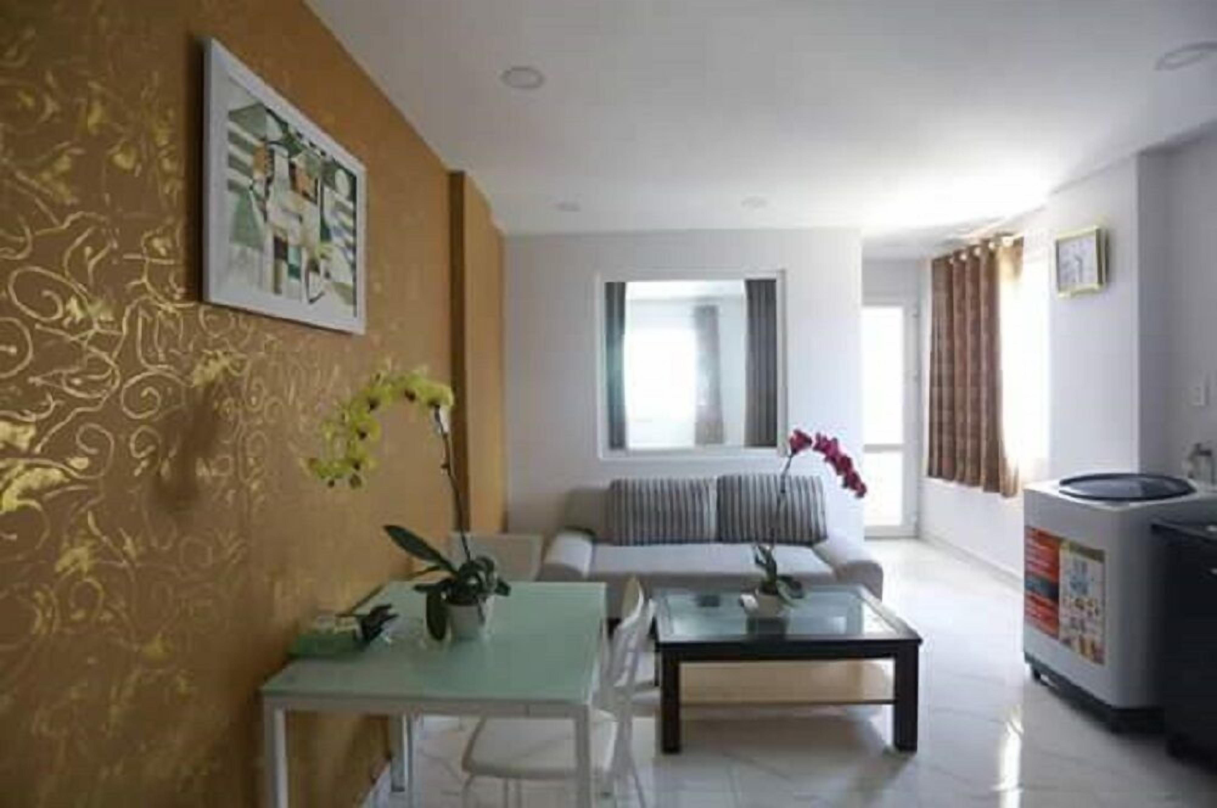 studio, 1 bedroom | living area | flat-screen tv