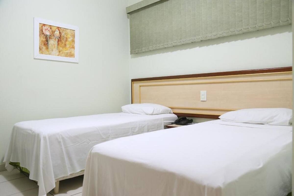 Minibar, brankas, meja kerja, dan Wi-Fi gratis