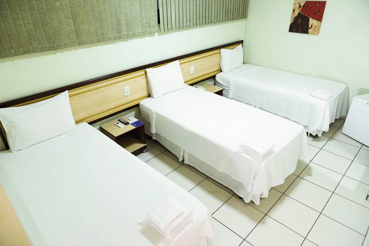 Kamar Triple Standar, 3 Tempat Tidur Twin | Minibar, brankas, meja kerja, dan Wi-Fi gratis