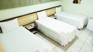 Chambre Triple Standard, 3 lits une place | Minibar, coffres-forts dans les chambres, bureau, Wi-Fi gratuit