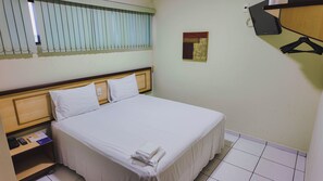 Habitación estándar con 2 camas individuales, 1 cama doble | Minibar, caja fuerte, escritorio y wifi gratis