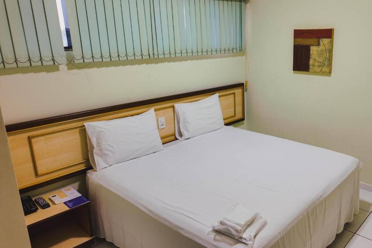 Minibar, brankas, meja kerja, dan Wi-Fi gratis