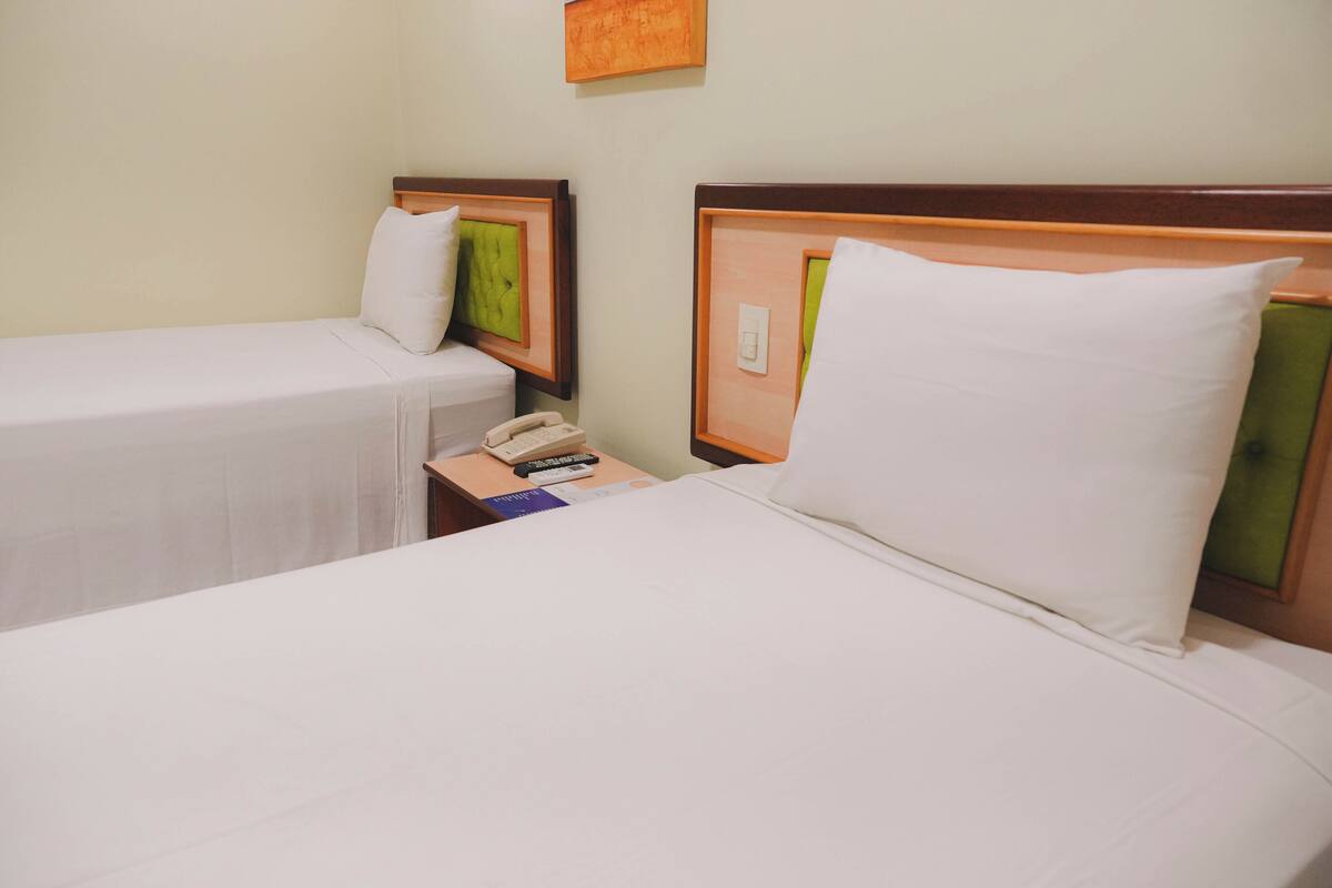 Kamar Single Standar, 2 Tempat Tidur Twin | Minibar, brankas, meja kerja, dan Wi-Fi gratis