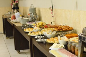 Free daily buffet breakfast  - Larison Ji Parana Hotel (Ji Parana)