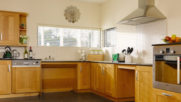 Family dining - Self Catering Holiday Homes Killarney Town Centre (Killarney)