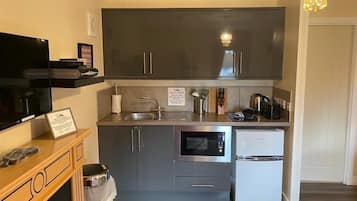 Cottage, Ground Floor (2) | Private kitchen | Full-sized fridge, microwave, oven, stovetop