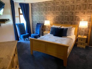 Cottage, 1 Double Bed, Ground Floor (2) | 3 bedrooms, individually decorated, individually furnished