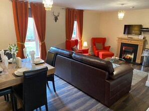 Casa de campo, no piso térreo (2) | Sala de estar | TV de tela plana, lareira, DVD player