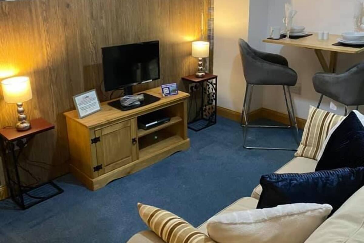 Ferienhaus, 1 Doppelbett, Erdgeschoss (2) | Wohnbereich | Flachbildfernseher, Kamin, DVD-Player