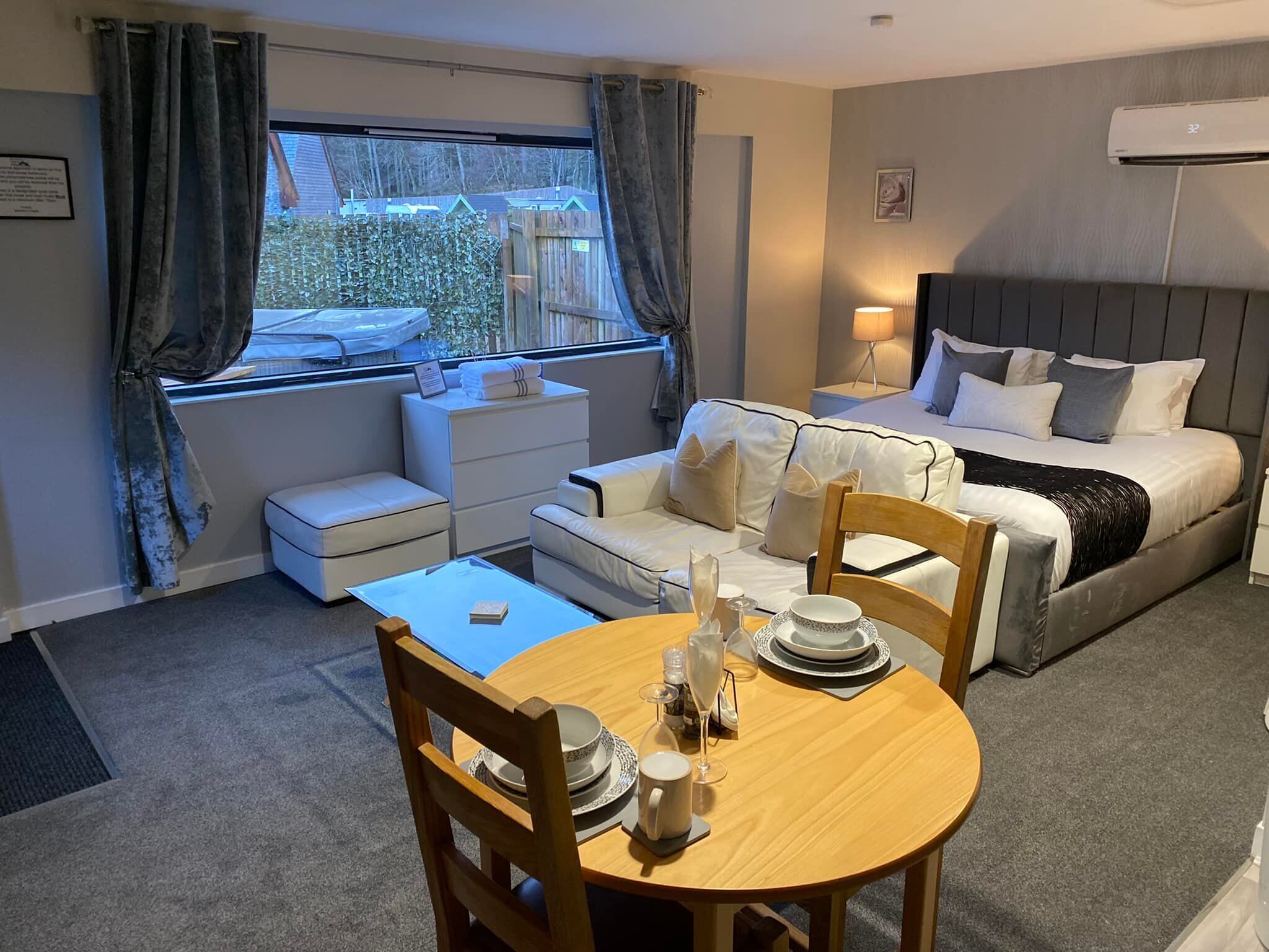 Cottage, 1 King Bed, Ground Floor (2) | Individually decorated, individually furnished, iron/ironing board