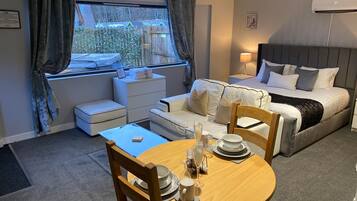 Cottage, 1 King Bed, Ground Floor (2) | Individually decorated, individually furnished, iron/ironing board