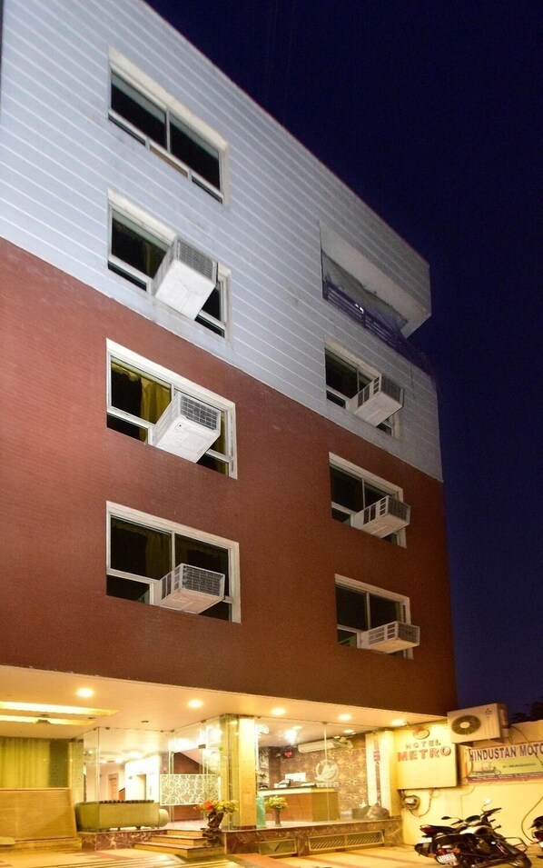 Front of property - evening/night - Hotel Metro Jiapur (Jaipur)
