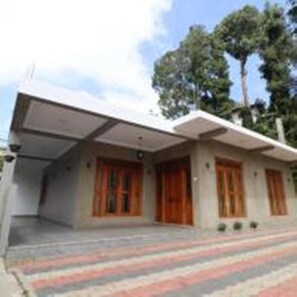 Front of property - Yoho Bloomsberry holiday bunglow (Nuwara Eliya)