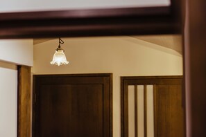 En dörr av trä med en lampa monterad ovanför.