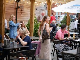 供应午餐和晚餐，印度菜