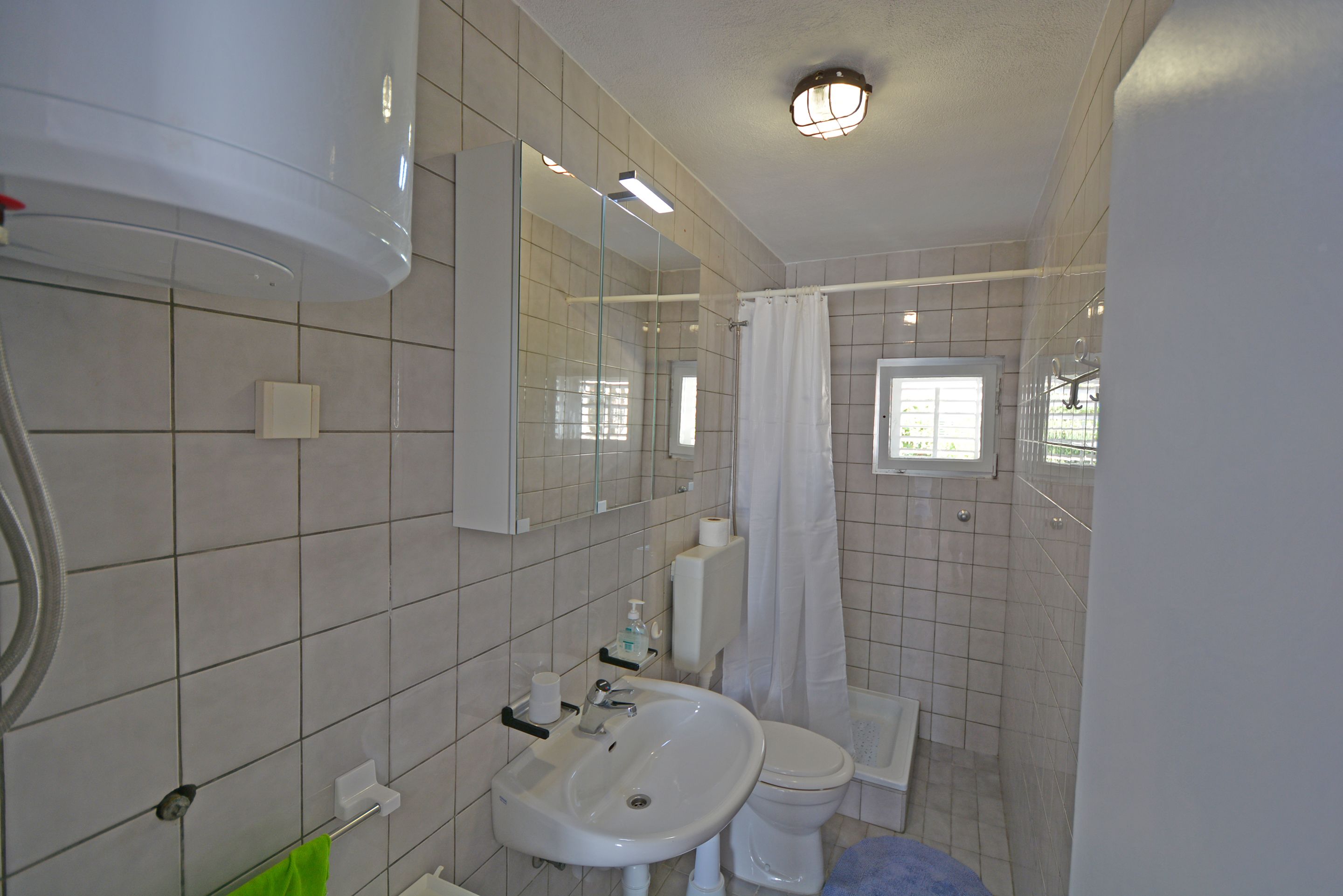 Ducha, secador de pelo, toallas, papel higiénico