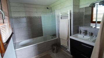 Room (Bigarreau de Bessenay) | Bathroom | Towels