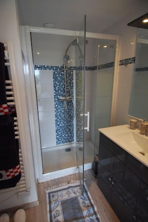 Twin Room (Burlat de Brussieu) | Bathroom | Towels - Chambre d'Hotes des 2 chênes (Bessenay)