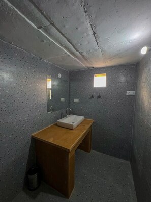 Luxe tent, 1 tweepersoonsbed, niet-roken | Badkamer | Een douche, gratis toiletartikelen