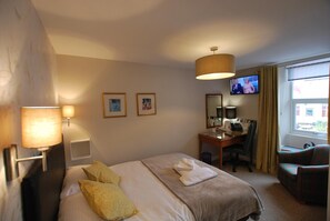 Een bureau, een strijkplank/strijkijzer, gratis wifi, beddengoed