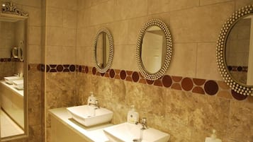 Buồng tắm vòi sen, đồ dùng nhà tắm miễn phí, máy sấy tóc, khăn tắm