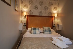 Escritorio, tabla de planchar con plancha, wifi gratis y ropa de cama