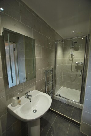 Shower, free toiletries, hair dryer, towels - The Lion and The Lamb (Seascale)