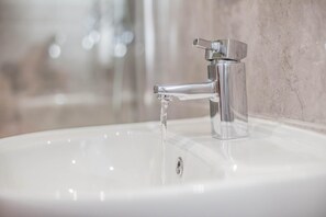 Ducha, artículos de tocador gratuitos, secador de pelo, toallas